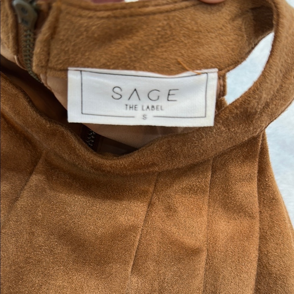 Sage The Label Brown Asymmetrical Pleated Blouse sleeveless Size Small - Picture 3 of 11